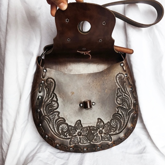 ❌SOLD❌ Vintage Stamped Leather Saddle Bag Purse - Picture 2 of 3